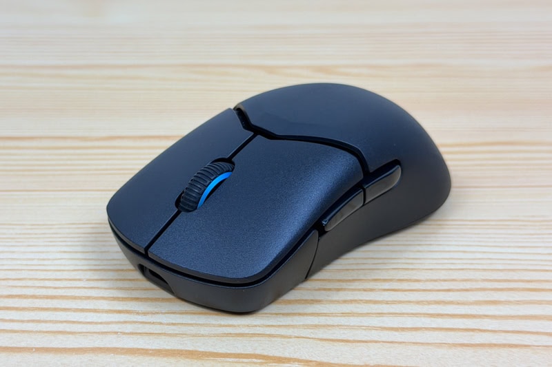 HyperX Pulsefire Saga Pro Wireless ゲーミングマウスのRGBを軽い部屋でONにした状態