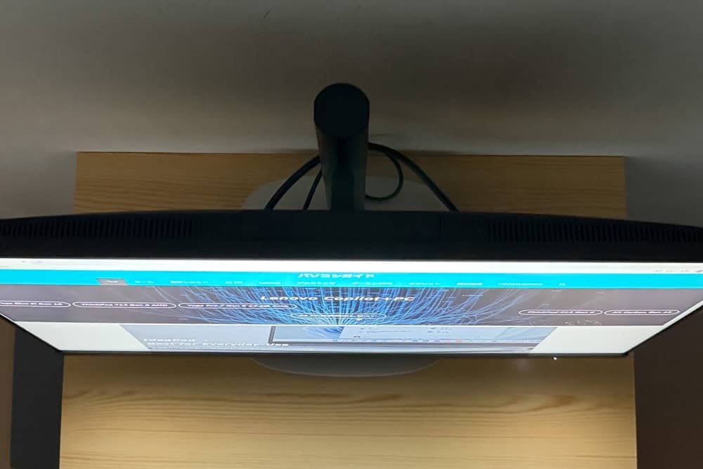 HP ProStudio 4 All-in-One G1i 23.8 inch Desktop AI PCのディスプレイ。視野角を真上からチェック。黒つぶれもなくしっかりと見える