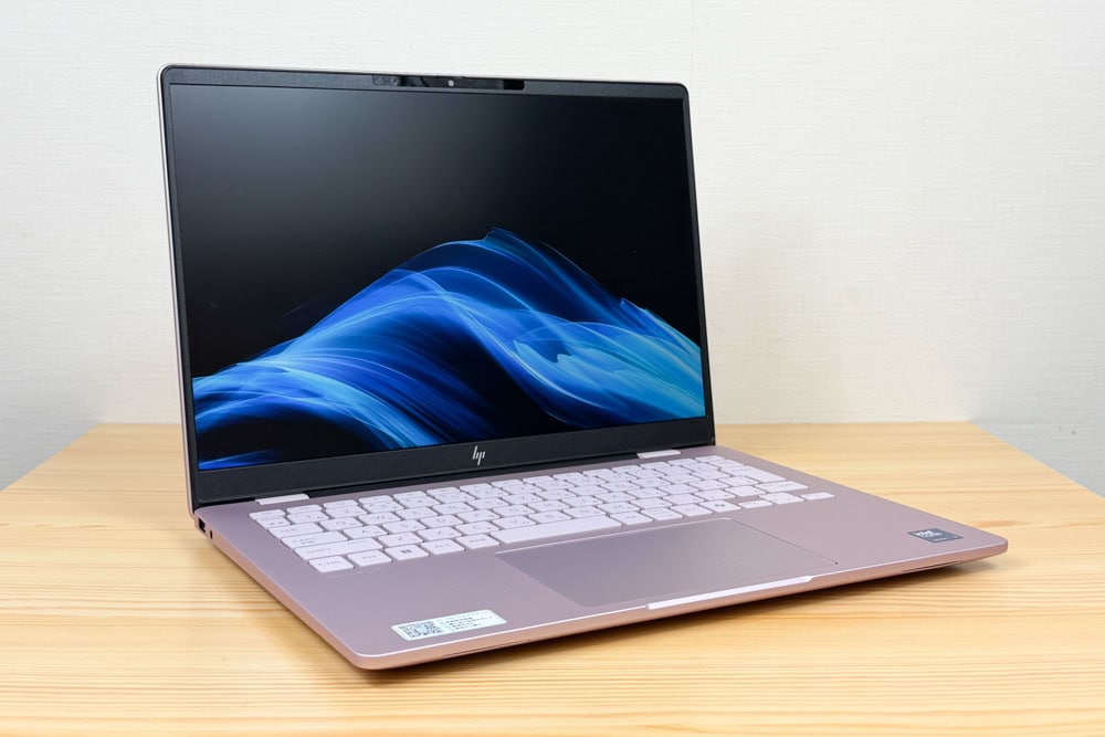 HP OmniBook 7 14-fs/fr を左斜め前から撮影した写真。3Dメタル仕上げの質感が分かる