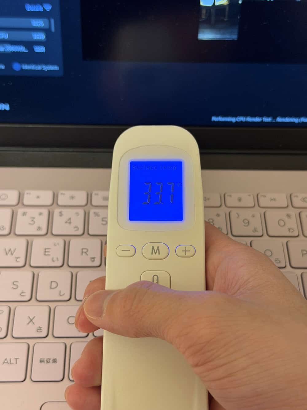 HP OmniBook 7 14-fs/frのベンチマーク実行時のPC表面温度・33.7度
