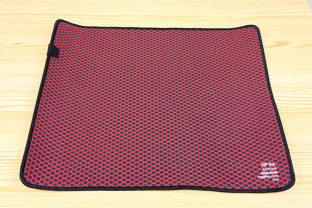 HyperX Pulsefire マウスパッド底面。すべての部分が滑り止めになっている