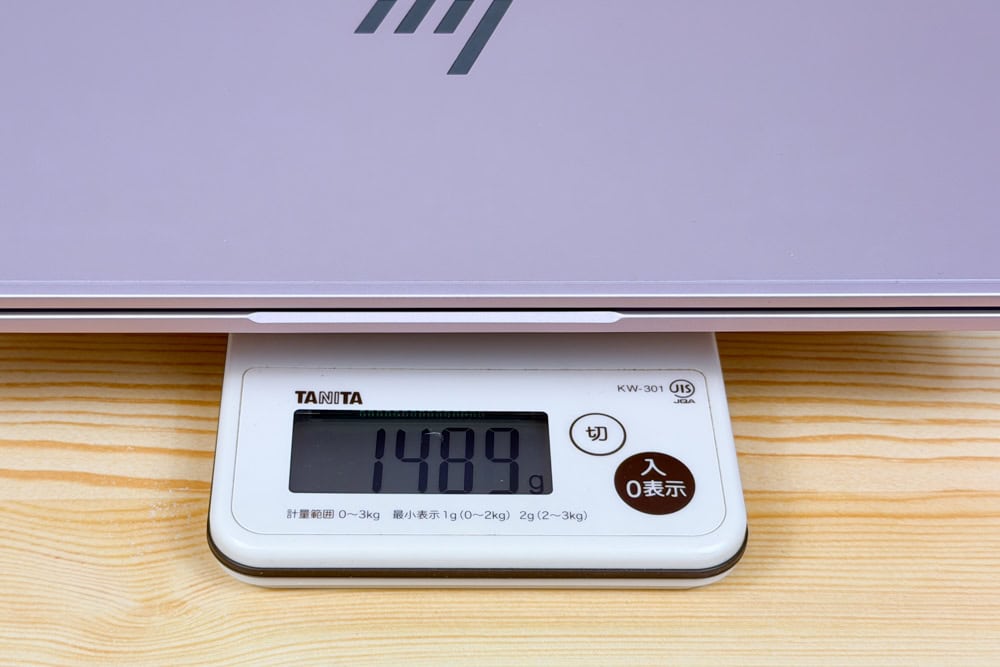 HP OmniBook 7 14-fs/fr の実測重量を計測している写真(1489g)