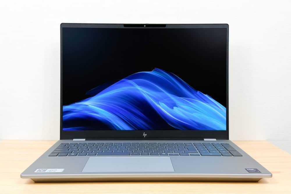 HP OmniBook 7 16-ay 正面から撮影。キーボードなど全体像が見える