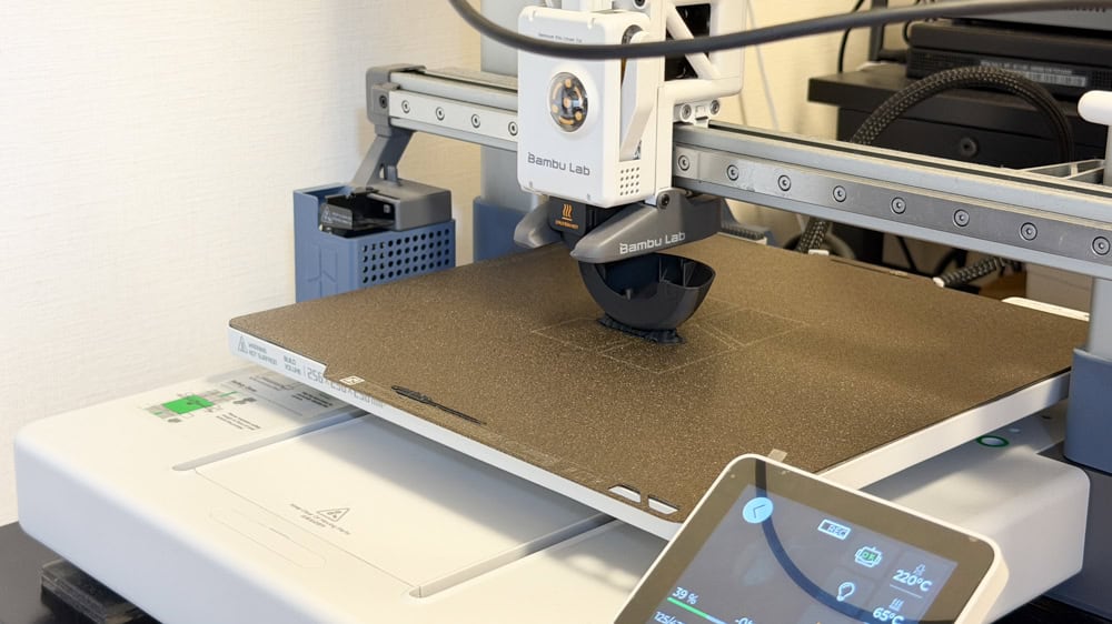 3DプリンタでHyperX Pulsefire Saga Pro Wireless ゲーミングマウスのパーツを作っている画像