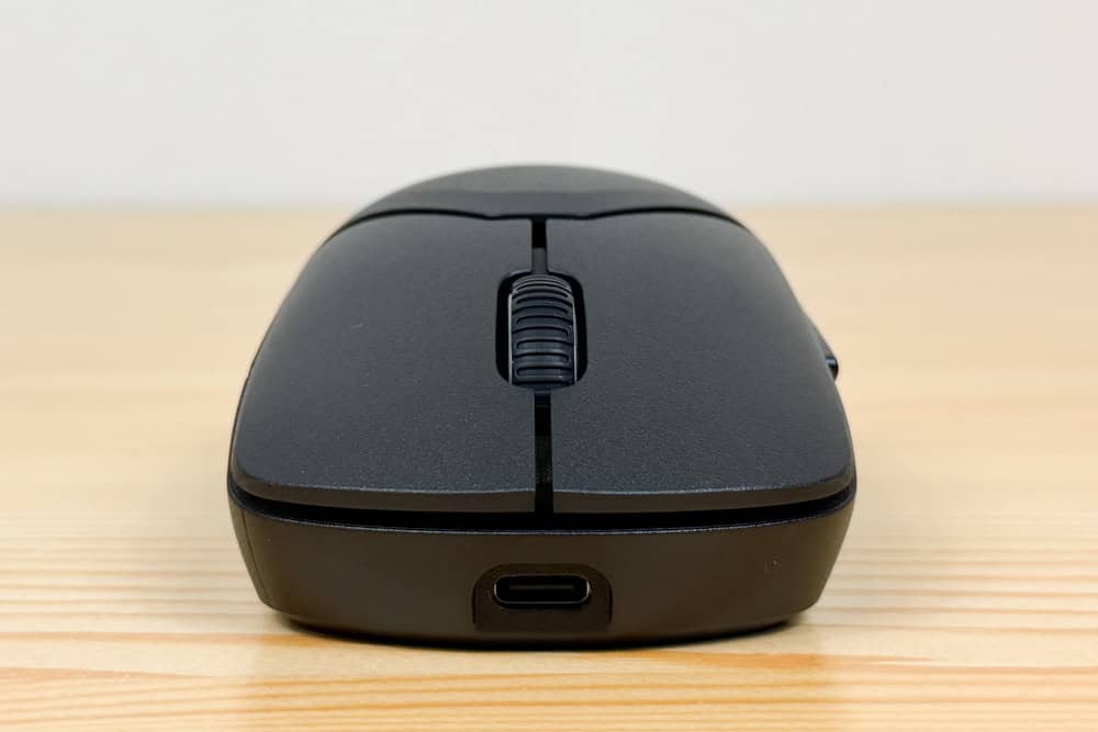 HyperX Pulsefire Saga Pro Wireless ゲーミングマウス 正面から撮影。
