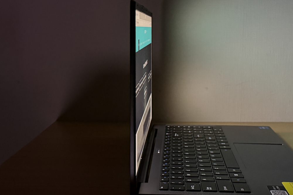 ACEMAGIC LX15PRO Core i5-12600Hモデルのディスプレイの視野角をチェック。真横から見てもしっかりと見える