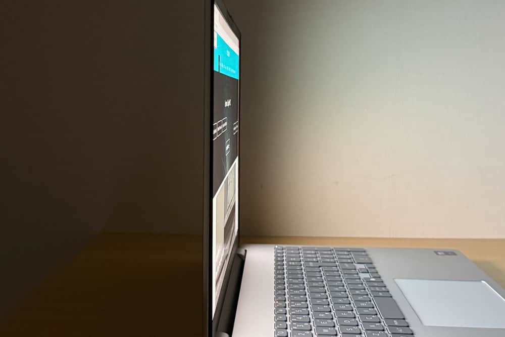 Omnibook 7 16-ayのディスプレイを真横から撮影。視野角が広いため暗くなる部分もなくしっかりと見えている