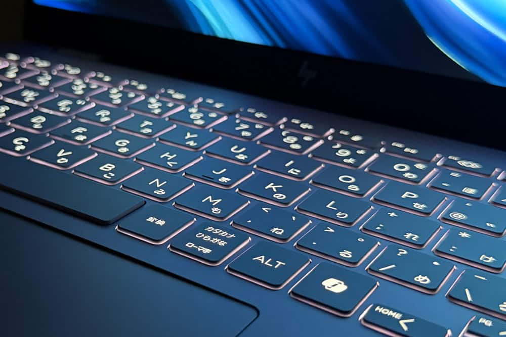 HP OmniBook 7 14-fs/fr のキーボードバックライトを点灯させた状態を撮影した写真