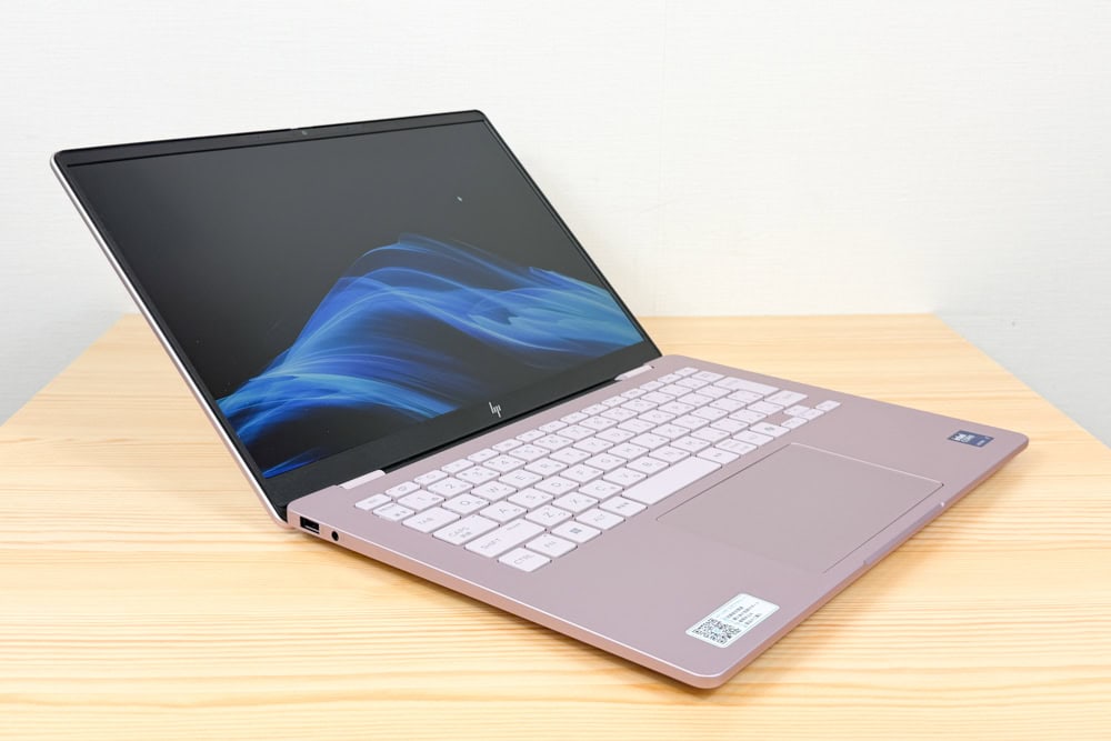 HP OmniBook 7 14-fs/fr のディスプレイを最大角度まで開いた状態を撮影した写真