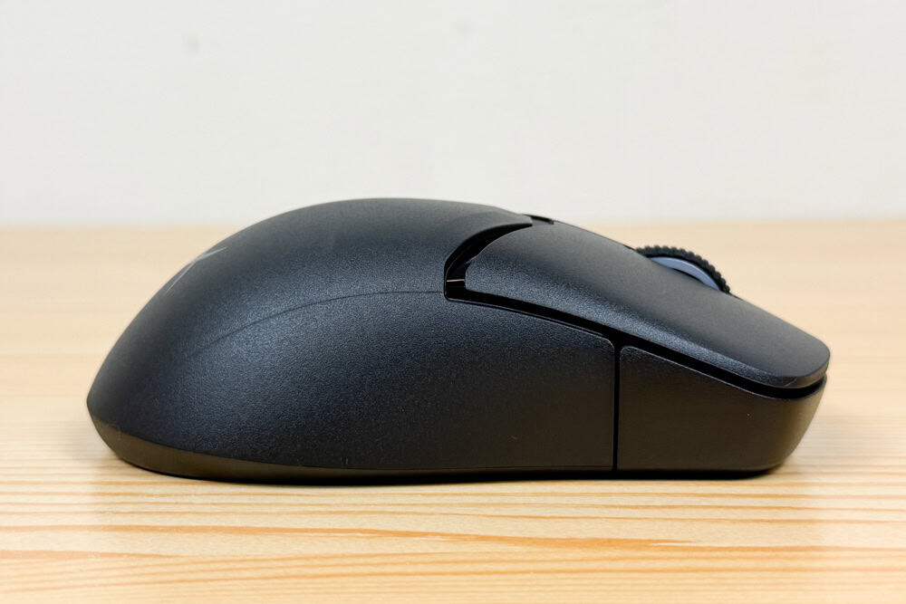 HyperX Pulsefire Saga Pro Wireless ゲーミングマウス 右側面から撮影