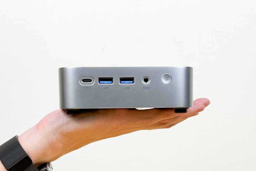 ACEMAGIC Kron Mini K1を掌に載せた画像。