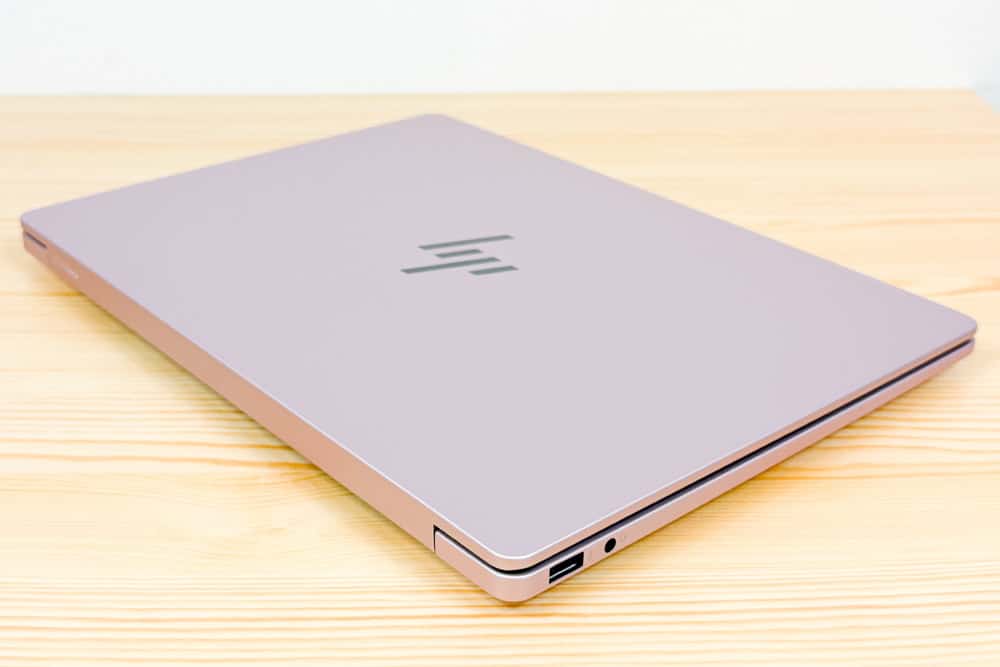 HP OmniBook 7 14-fs/fr を上から撮影した写真。天面デザインと筐体サイズの全体像が分かる