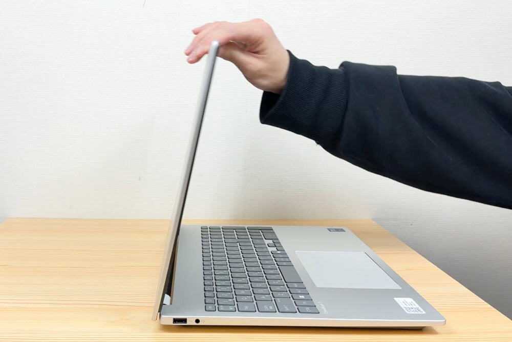 Omnibook 7 16-ayのディスプレイを片手で開く写真