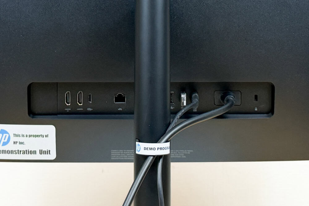 HP ProStudio 4 All-in-One G1i 23.8 inch Desktop AI PCの背面インターフェイス