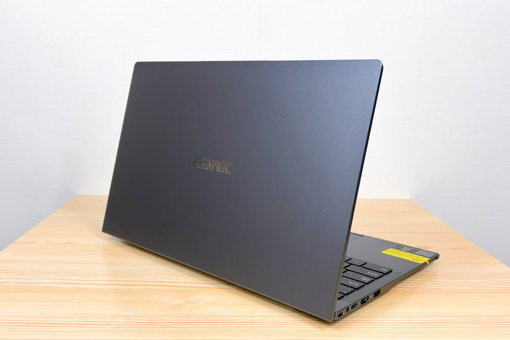 ACEMAGIC LX15PRO Core i5-12600Hモデル 背面画像。ACEMAGICのロゴがみえる