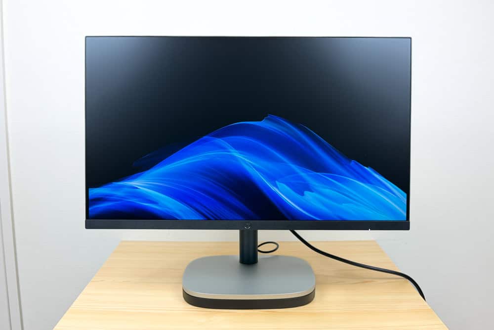 HP ProStudio 4 All-in-One G1i 23.8 inch Desktop AI PC 正面からの画像。ディスプレイとスタンドが見える