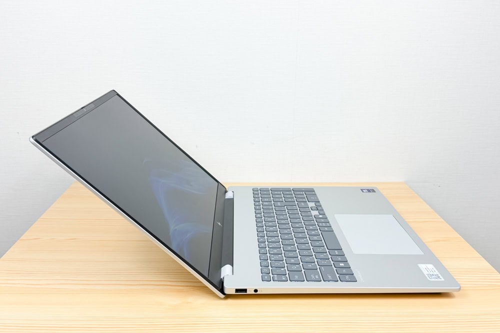 Omnibook 7 16-ayのディスプレイを最大まで開いた画像。最大で約135度開く