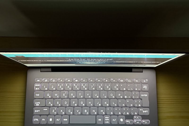 HP OmniBook 7 14-fs/fr のディスプレイを上から撮影した写真。視野角の見え方を確認できる