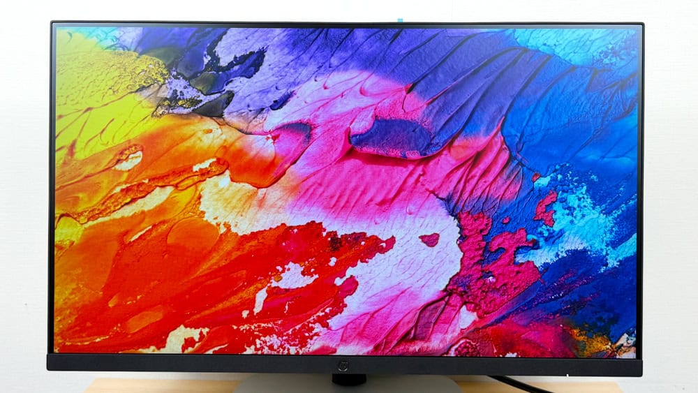 HP ProStudio 4 All-in-One G1i 23.8 inch Desktop AI PCのディスプレイ。sRGB 99％の色域で鮮やかな色が確認できる