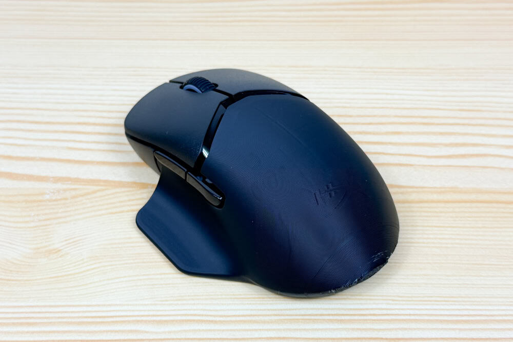 Pulsefire Saga Pro Wireless ゲーミングマウスのシェルを3Dプリンタで印刷し、マウスに装着した画像