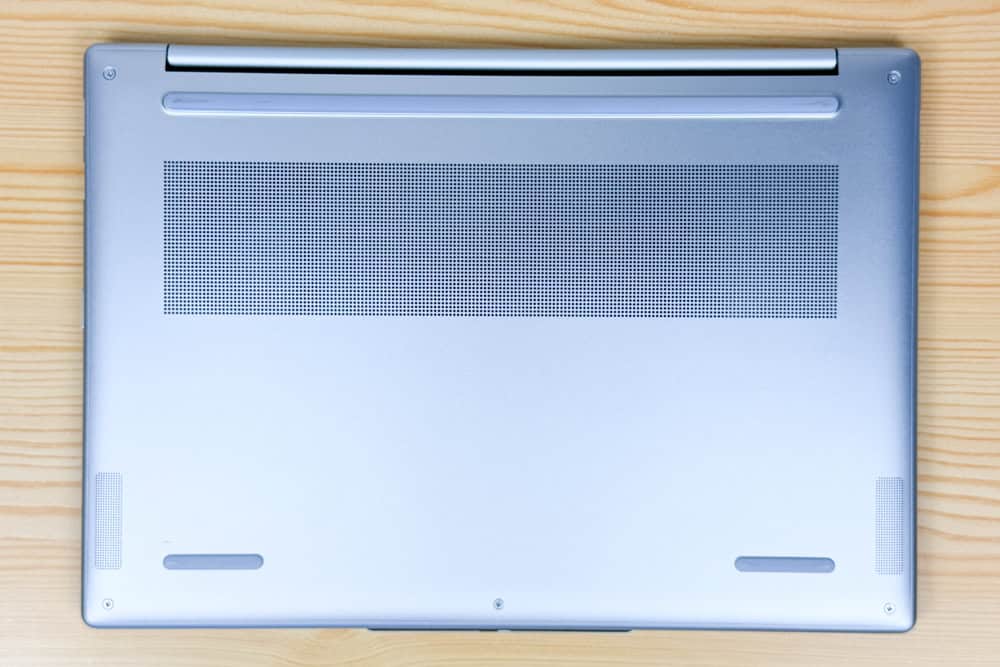 Lavie N13 Slim 2025年秋冬モデル 底面カバーを撮影した画像。大きな通気口が見える