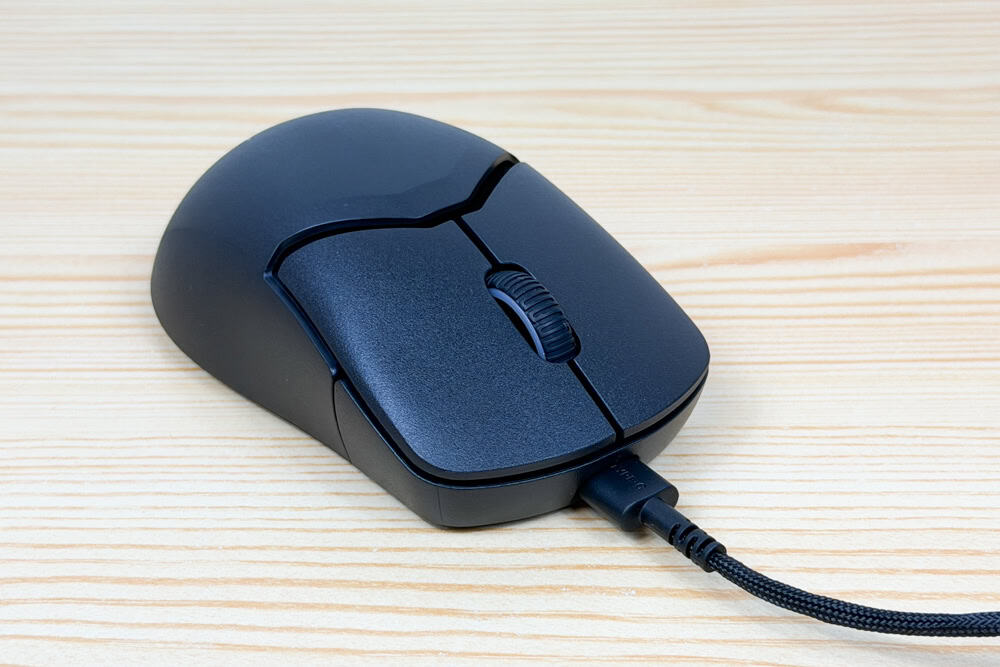 HyperX Pulsefire Saga Pro Wireless ゲーミングマウス 付属のUSBケーブルを接続した画像