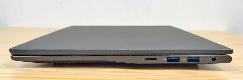 ACEMAGIC LX15PRO Core i5-12600Hモデルの右側面インターフェイス。3.5ミリジャック、USB 3.2が2つ、microSDカードリーダーが見える