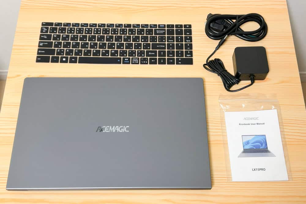 ACEMAGIC LX15PRO Core i5-12600Hモデル 同梱物の画像。キーボードパッドや電源アダプタ、保証書が見える