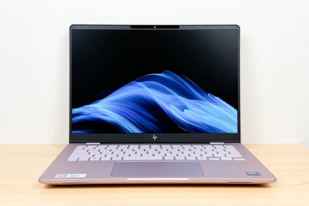 「HP OmniBook 7 14-fs/fr を正面から撮影した全体写真