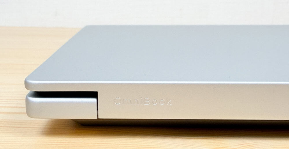HP OmniBook 7 16-ay にはOmniBookの刻印がある