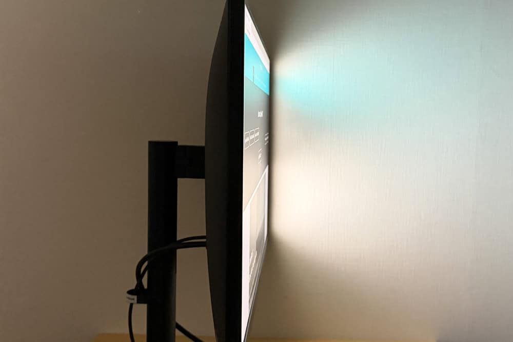 HP ProStudio 4 All-in-One G1i 23.8 inch Desktop AI PCのディスプレイ。視野角を真横からチェック。黒つぶれもなくしっかりと見える