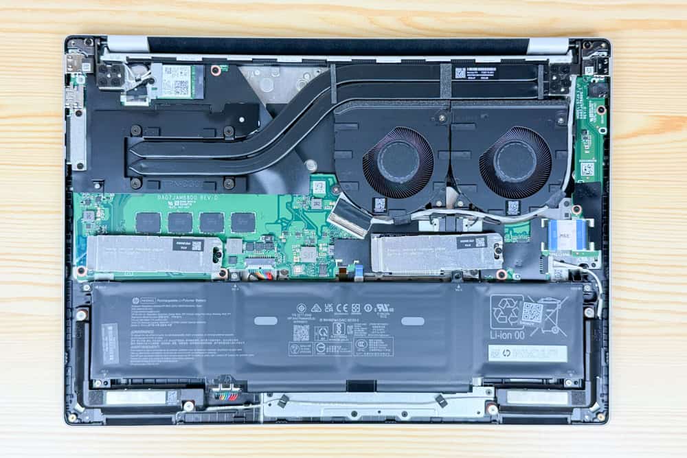 HP OmniBook 7 16-ay 筐体内部。ファン2つとヒートパイプ2本が見える。