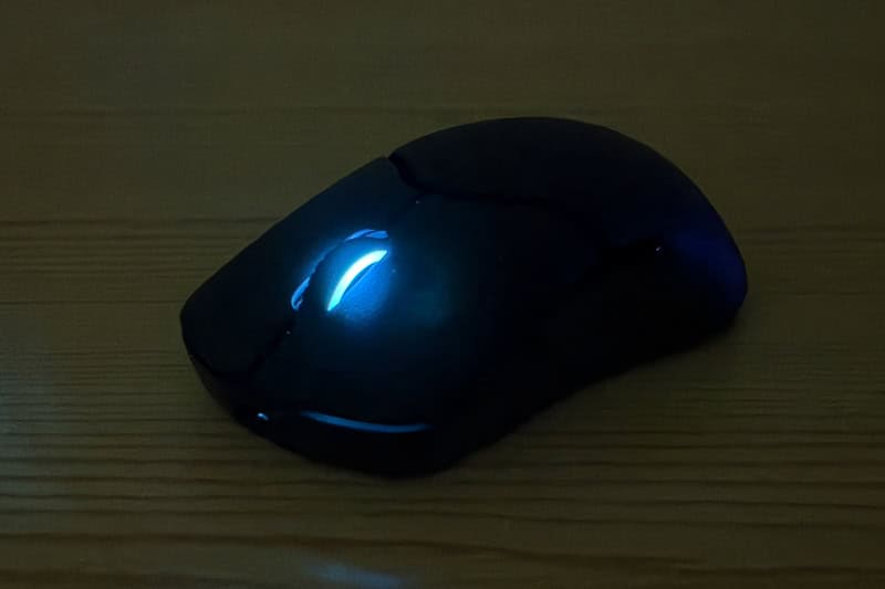 HyperX Pulsefire Saga Pro Wireless ゲーミングマウスのRGBを暗所でONにした状態