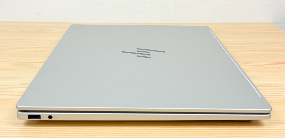 Omnibook 7 16-ayを側面から撮影。最薄部は11ミリと非常に細い