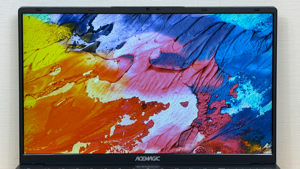 ACEMAGIC LX15PRO Core i5-12600Hモデルのディスプレイ。色域を比較するカラフルな画像。