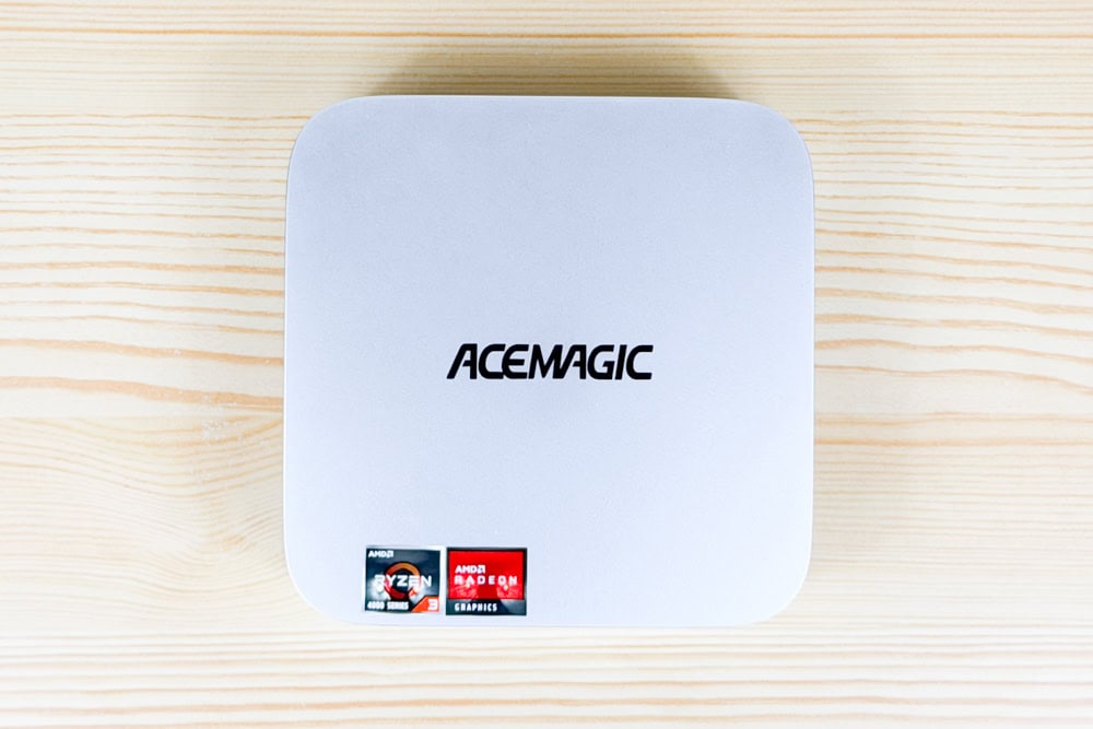 ACEMAGIC Kron Mini K1の天面。ACEMAGICのロゴと、Ryzenのステッカーが見える