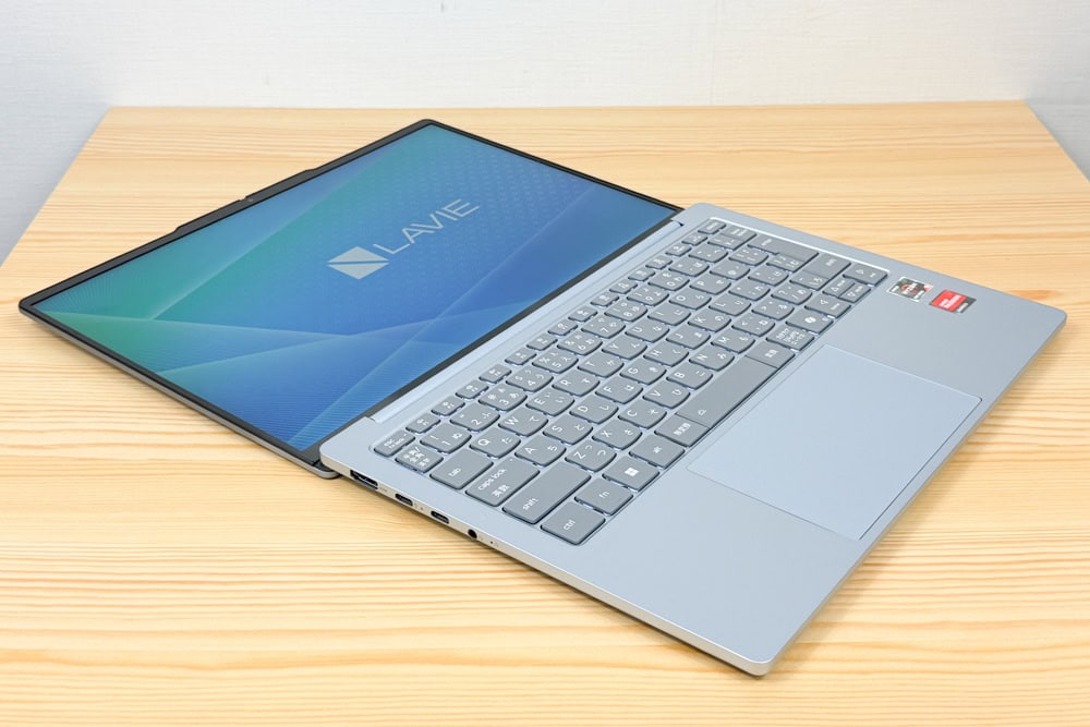 Lavie N13 Slim 2025年秋冬モデル ディスプレイを180度開いて撮影した画像
