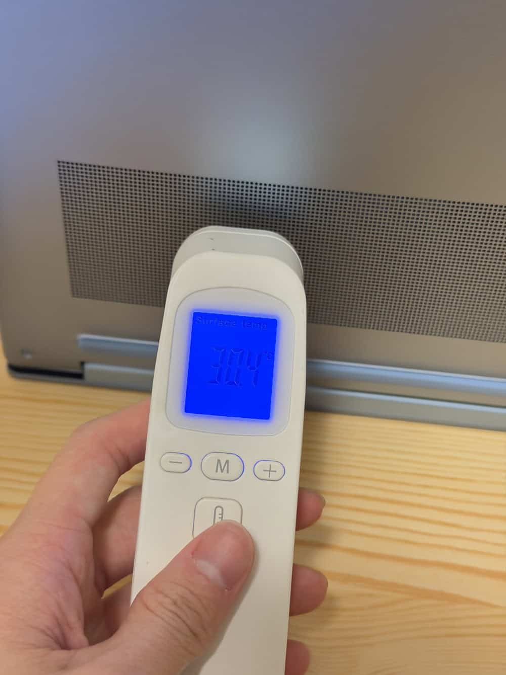 Lavie N13 Slim 2025年秋冬モデル　ベンチマーク計測時のPC背面温度。30.4度