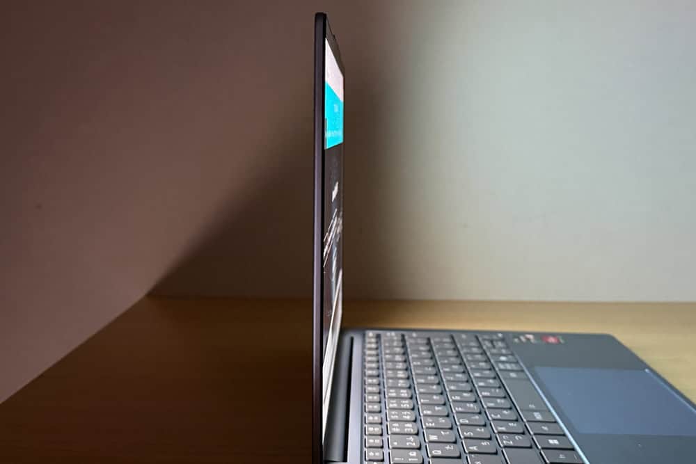 Lavie N13 Slim 2025年秋冬モデルのディスプレイを真横から撮影し視野角をチェックする画像。真横からでもしっかりと見える