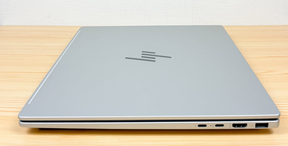 Omnibook 7 16-ayの右側面インターフェイスを撮影。USB-A、HDMI、USB Type-C、Thunderbolt 4が見える