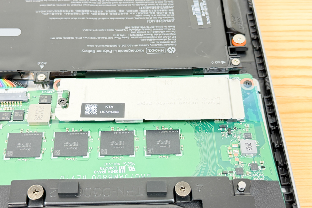 HP Omnibook 7 16-ay M.2スロットが2つあり、増設が可能