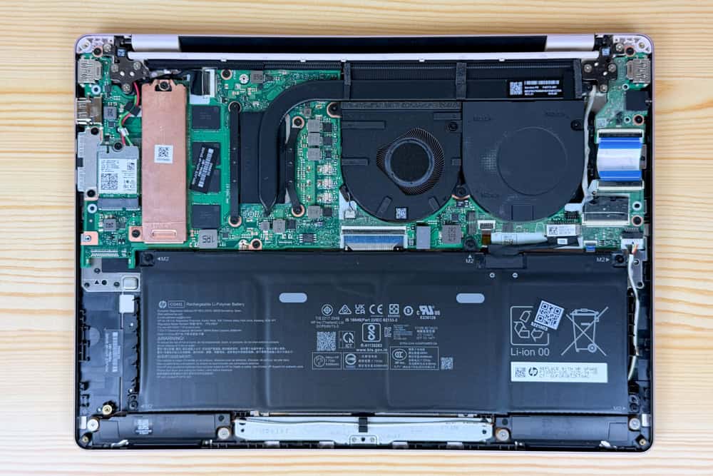 HP OmniBook 7 14-fs/frの筐体内部の画像。ヒートパイプと2つのファンがある