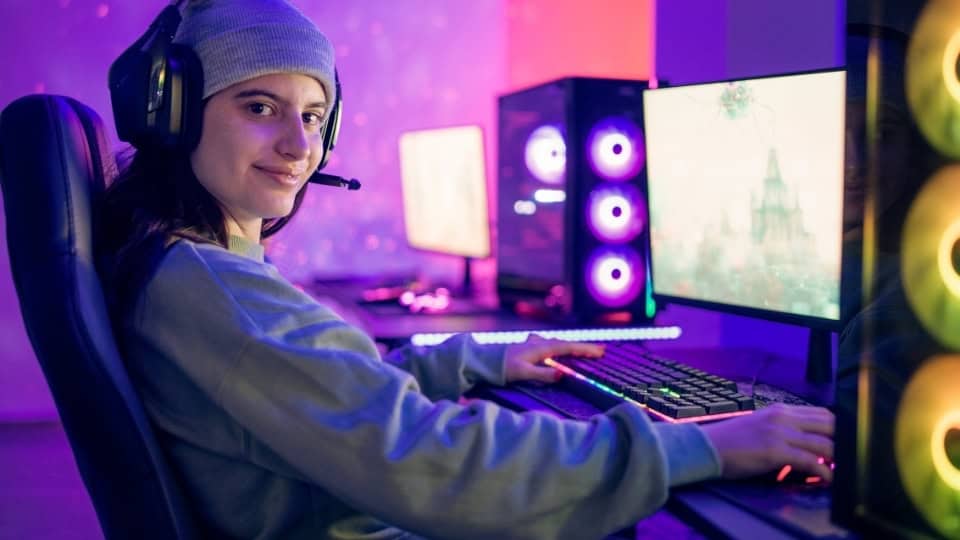 長時間ゲームをするゲーマーの画像