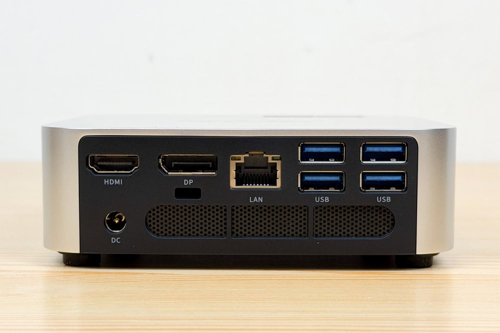 ACEMAGIC Kron Mini K1の背面インターフェイス。HDMI、DP、RJ45、USB 3.2 Gen 1が4つ見える