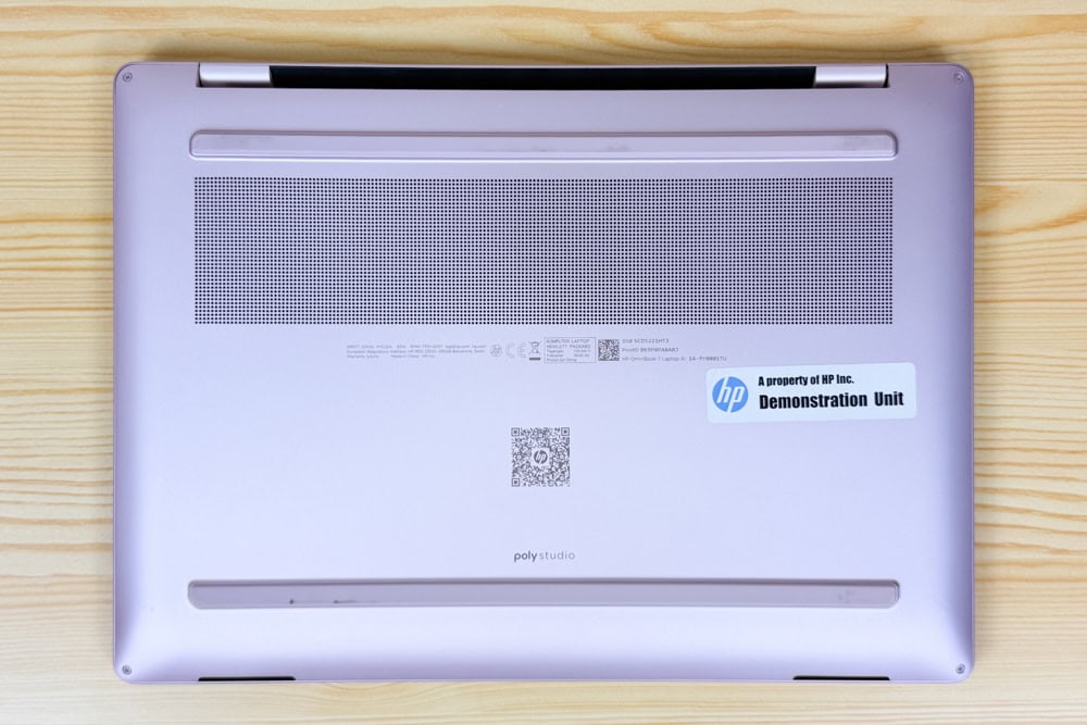 HP OmniBook 7 14-fs/frの底面カバーの画像。通気口が見える