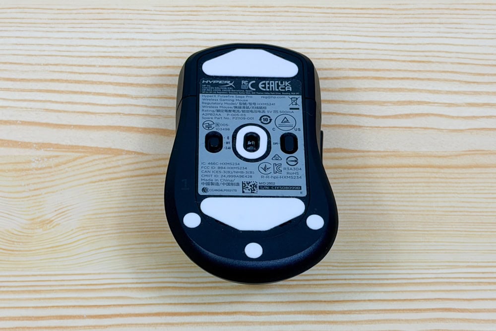 HyperX Pulsefire Saga Pro Wireless ゲーミングマウスの底面。ソールが前、真ん中、後ろ、後ろに3点ある