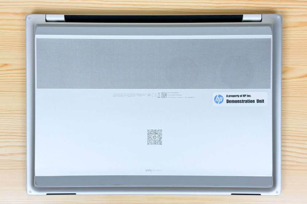 HP OmniBook 7 16-ay底面カバー。段差が付いたようなデザインで、持ち上げやすい