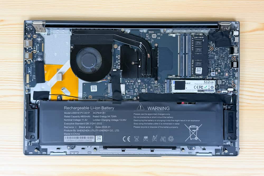 ACEMAGIC LX15PRO Core i5-12600Hモデル 筐体内部。ファンが1基とヒートパイプが2本見える