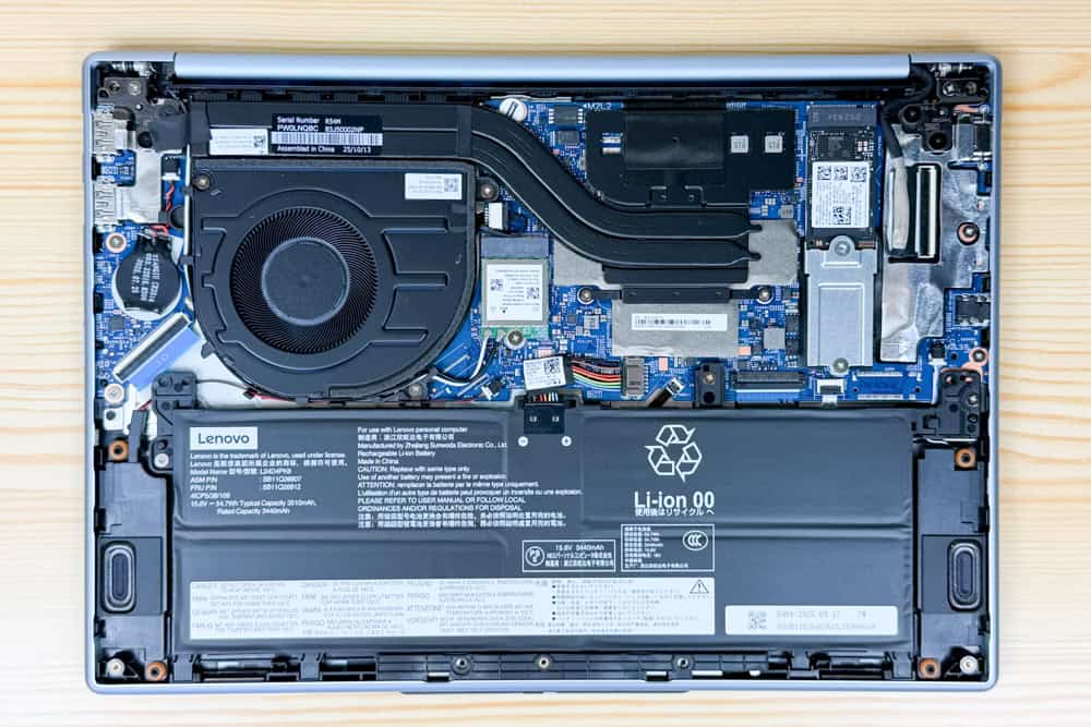 Lavie N13 Slim 2025年秋冬モデル筐体内部の写真。ファン1つとヒートパイプ本