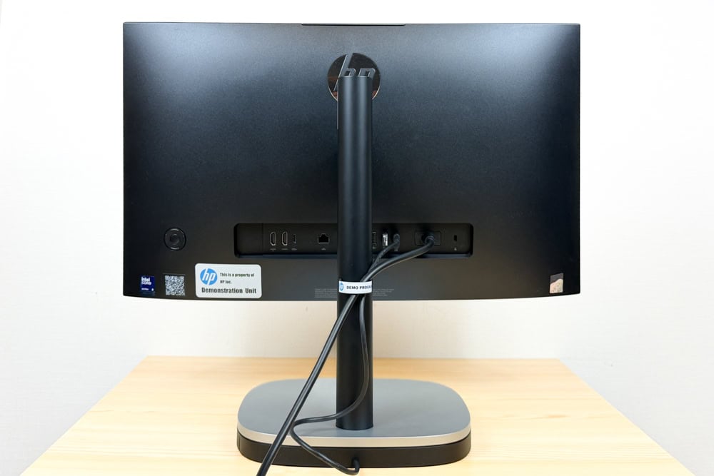 HP ProStudio 4 All-in-One G1i 23.8 inch Desktop AI PCの背面画像。背面インターフェイスが見える